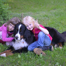 12 Sophia und Maria mit dem Kindergartenhund Frieda_JPG-1370718336