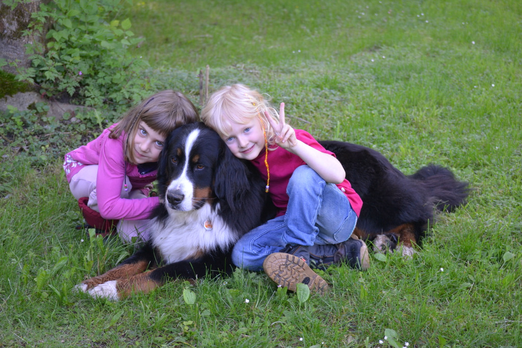 12 Sophia und Maria mit dem Kindergartenhund Frieda_JPG-1370718336