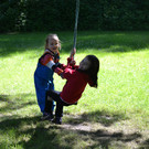 14 Amelie und Ecrin auf der selbst gebauten Schaukel_JPG-1370718420