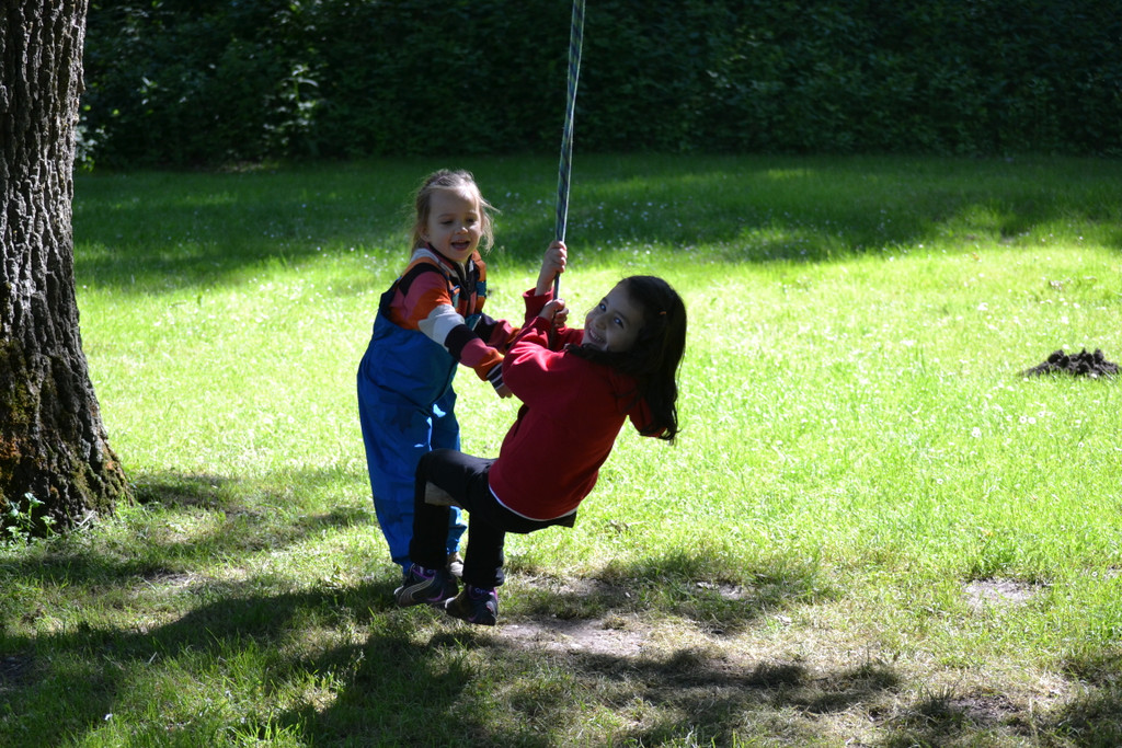 14 Amelie und Ecrin auf der selbst gebauten Schaukel_JPG-1370718420