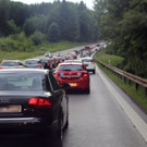 Pkw prallt in Leitschiene
