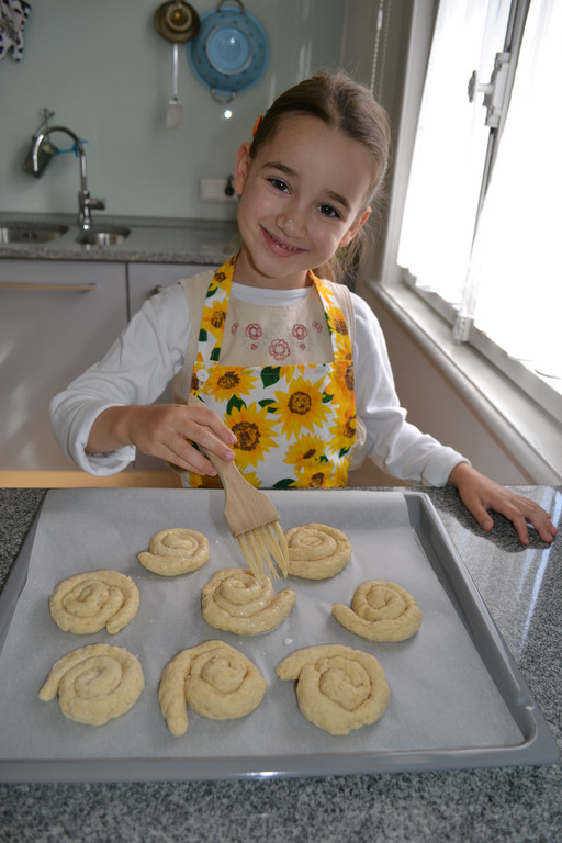 13 Leg die Schnecken auf ein Backblech und bestreiche sie mit etwas Milch_JPG-1371120913
