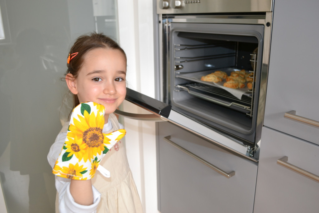 15 Wenn die Schnecken goldbraun sind - nach circa 20 Minuten - nimmst du sie aus dem Backofen_JPG-1371120985