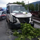 Zell am See: Pkw prallt in Baum 
