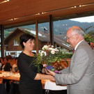 Solos__ngerin Silvia Vinzenz darf ein Geschenk entgegen nehmen_JPG-1371583963