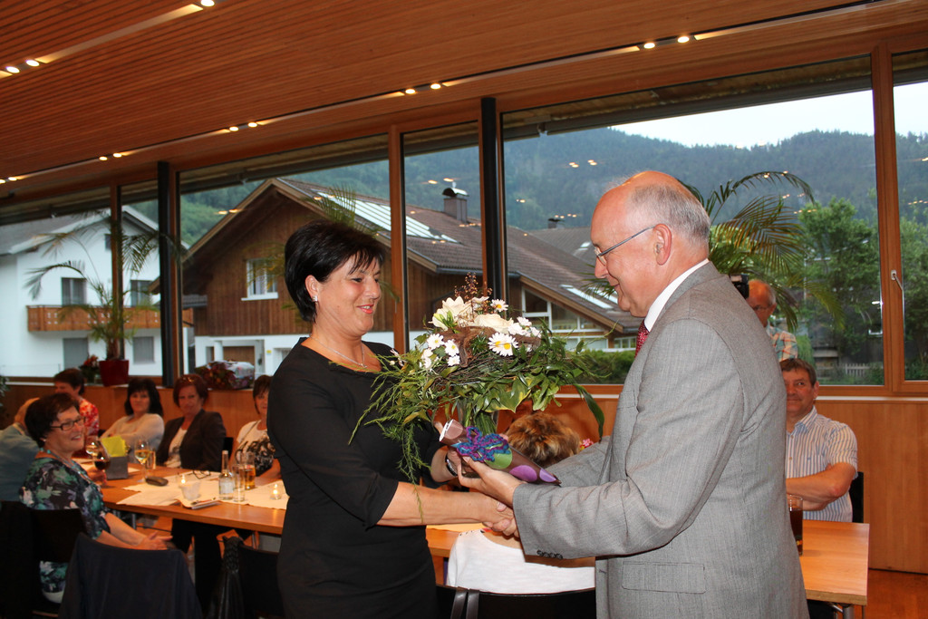 Solos__ngerin Silvia Vinzenz darf ein Geschenk entgegen nehmen_JPG-1371583963
