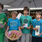 001 Tobias_ Paul_ Luca und Martin verkaufen Dabo-Brot f__r die gute Sache_JPG-1371715667