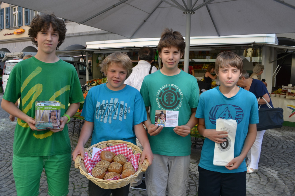 001 Tobias_ Paul_ Luca und Martin verkaufen Dabo-Brot f__r die gute Sache_JPG-1371715667