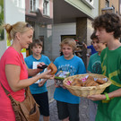 002 Helga kauft ein DABO-Br__tchen zugunsten Zukunft ohne Hunger bei Martin_ Paul_ Luca und Tobias_JPG-1371715713