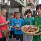 003 Helga kauft ein DABO-Br__tchen zugunsten Zukunft ohne Hunger bei Martin_ Paul_ Luca und Tobias_JPG-1371715755