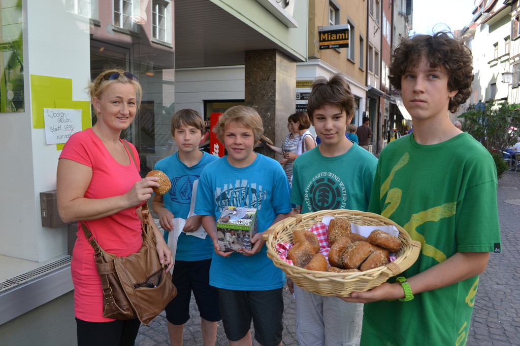 003 Helga kauft ein DABO-Br__tchen zugunsten Zukunft ohne Hunger bei Martin_ Paul_ Luca und Tobias_JPG-1371715755