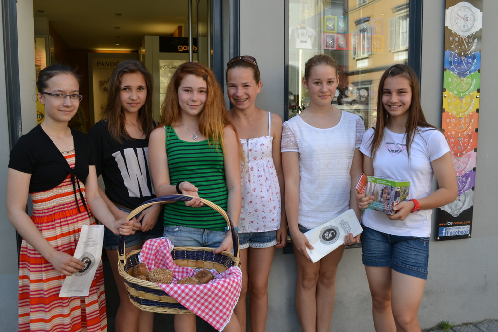 004 Beyza_ Rhea_ Eva-Maria_ Aline_ Elisabeth und Laura beim Verkauf von DABO-Br__tchen_JPG-1371715796