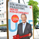 Ude holding things