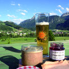 Brotzeit im Sonnenhof mit Ausblick.JPG