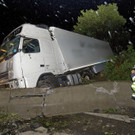 Starkregen in Niederösterreich: Lkw auf der A21 in Alland verunglückt