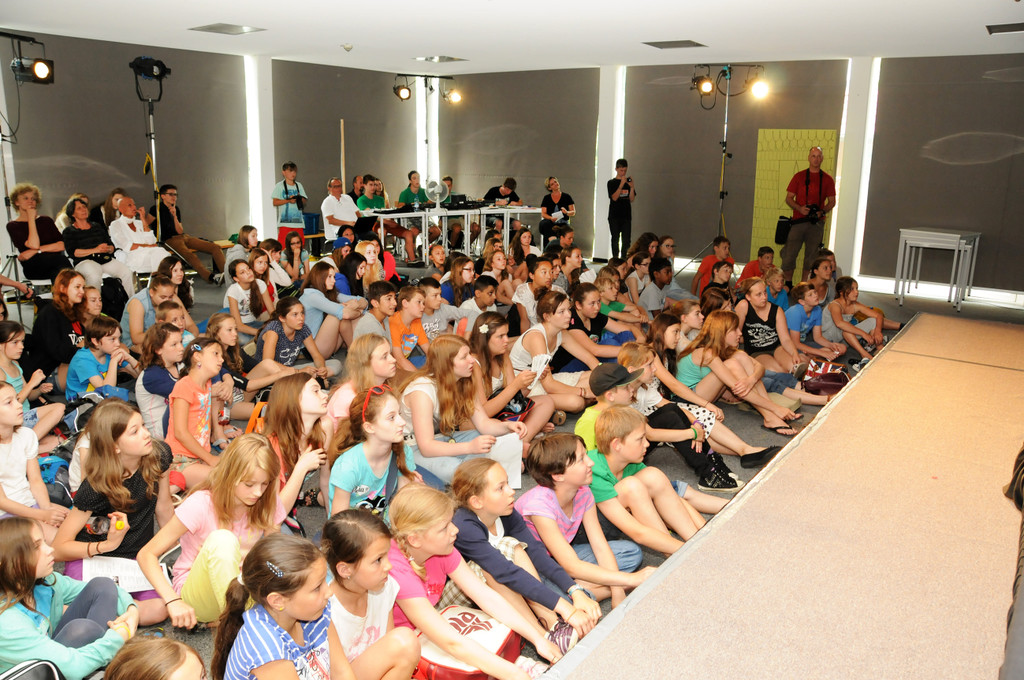Schultheater 21-06-2013 83_jpg-1372425080