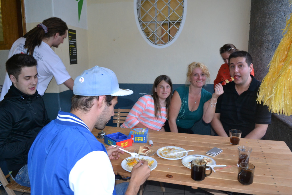 13 Viel Spa__ gabs beim gemeinsamen Essen_JPG-1372533279