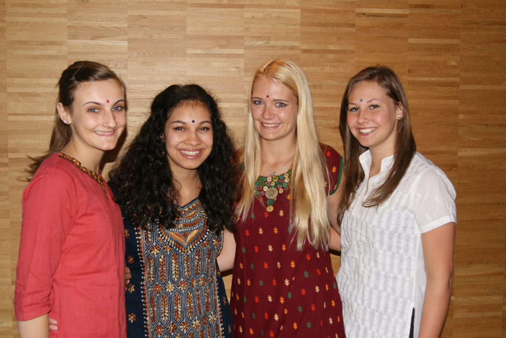 julia-dipanjali-jessica-katharina.jpg