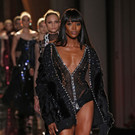 Haute Couture Show in Paris: Naomi Cmapbell auf dem Laufsteg