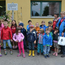 02 Die P__dagoginnen Mary Naphegyi_ Anneliese Keckeis und Britta Roels mit den KIBE-Kindern vor der Stadtg__rtnerei_JPG-13728741