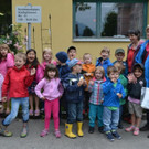 02a Die P__dagoginnen Mary Naphegyi_ Anneliese Keckeis und Britta Roels mit den KIBE-Kindern vor der Stadtg__rtnerei_JPG-1372874