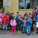 02b Die P__dagoginnen Mary Naphegyi_ Anneliese Keckeis und Britta Roels mit den KIBE-Kindern vor der Stadtg__rtnerei_JPG-1372874