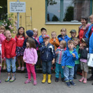 02c Die P__dagoginnen Mary Naphegyi_ Anneliese Keckeis und Britta Roels mit den KIBE-Kindern vor der Stadtg__rtnerei_JPG-1372874