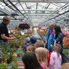 03 Der Stadtg__rtner erz__hlt den Kindern vom G__rtnereialltag_JPG-1372874119