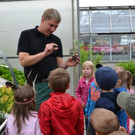 10 Der Stadtg__rtner f__hrt die Kindergruppe durchs Gew__chshaus_JPG-1372874144