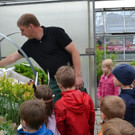 11 Der Stadtg__rtner f__hrt die Kindergruppe durchs Gew__chshaus_JPG-1372874146