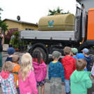 14 Der G__rtner zeigt die Gie__vorrichtung auf dem Stadt-LKW_JPG-1372874153