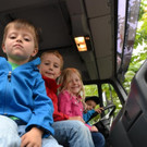 15 Leonard_ Michael_ Aurelia und Nikola d__rfen im LKW der Stadtg__rtnerei  Probesitzen_JPG-1372874155