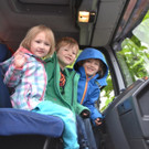 18 Tanja_ Christoph un Michaela d__rfen im LKW der Stadtg__rtnerei Probesitzen_JPG-1372874162