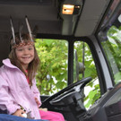 19 Elli-Marie am Steuer des Stadtg__rtnerei-LKW_JPG-1372874163