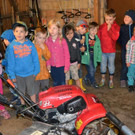 20 Die KIBE-Kinder bestaunen die Bodenfr__se_JPG-1372874165