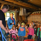 21 Die KIBE-Kinder bestaunen die Bodenfr__se_JPG-1372874168