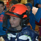 22a Michael darf den Schutzhelm anprobieren_JPG-1372874172