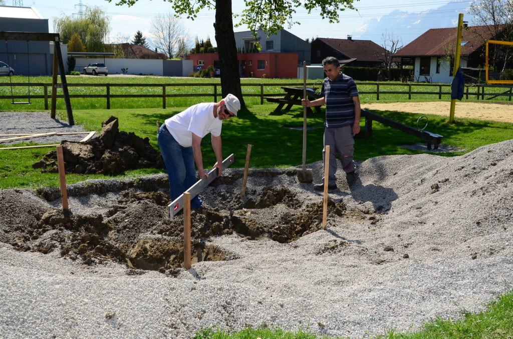 Spielplatz Stra__enh__user04.JPG