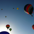 30 Heißluftballone färben Himmel bunt