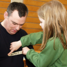 Menschen mit Behinderung besuchen die Kinder der Volksschule Batschuns