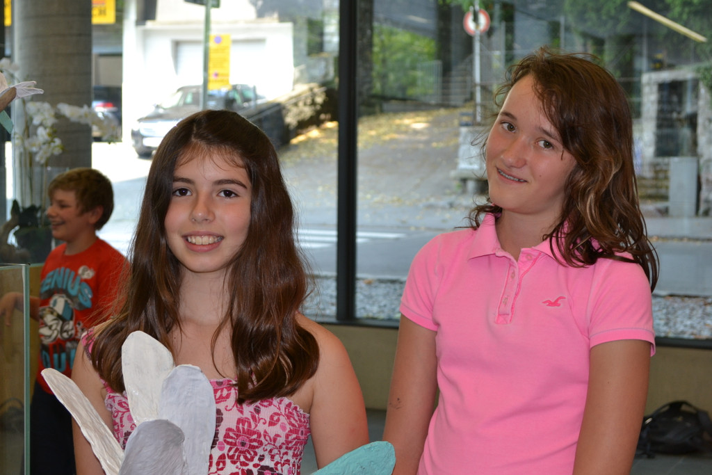 02 Alexandra _10_ wollte auch in den Ferien ihre Kreativit__t ausleben_ Miriam _12_ gefiel der Kurs vom ersten Tag an_JPG-137362