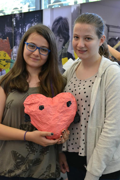 04 Alice _12_ zeichnet schon immer gerne und auch ihre Schwester Jeanne _14_ lie__ sich von der Kreativwoche begeistern_JPG-1373