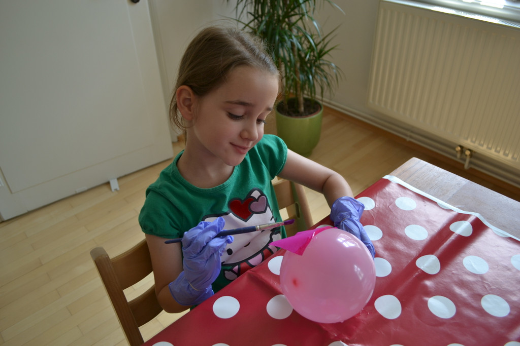 03 Beklebe den Luftballon rundum mit Seidenpapierst__cken_JPG-1373649956