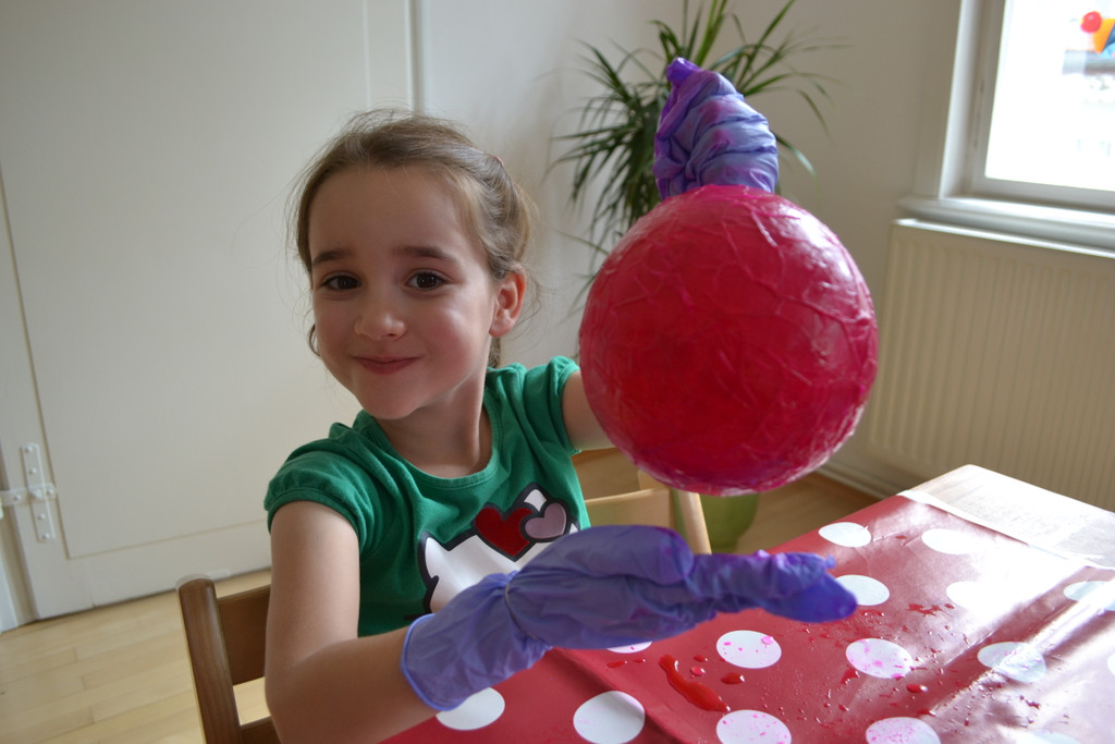 05 Wenn der Luftballon rundherum mit mehreren Schichten Seidenpapier beklebt ist_____JPG-1373650032