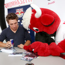 Hirscher gibt Autogramme