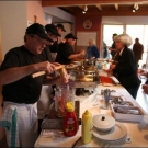 Peter Bachmann an der Hotdog Maschine