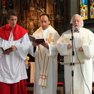 Hl_ Messe in Fraxern zum Pfarreinzug von Pfarrmoderator Pio Reinprecht _Mitte_ mit Dekan Toni Oberhauser__c_kam_jpg-1373954845