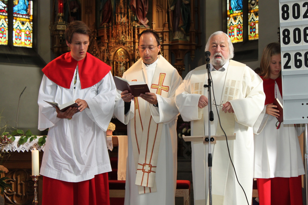 Hl_ Messe in Fraxern zum Pfarreinzug von Pfarrmoderator Pio Reinprecht _Mitte_ mit Dekan Toni Oberhauser__c_kam_jpg-1373954845