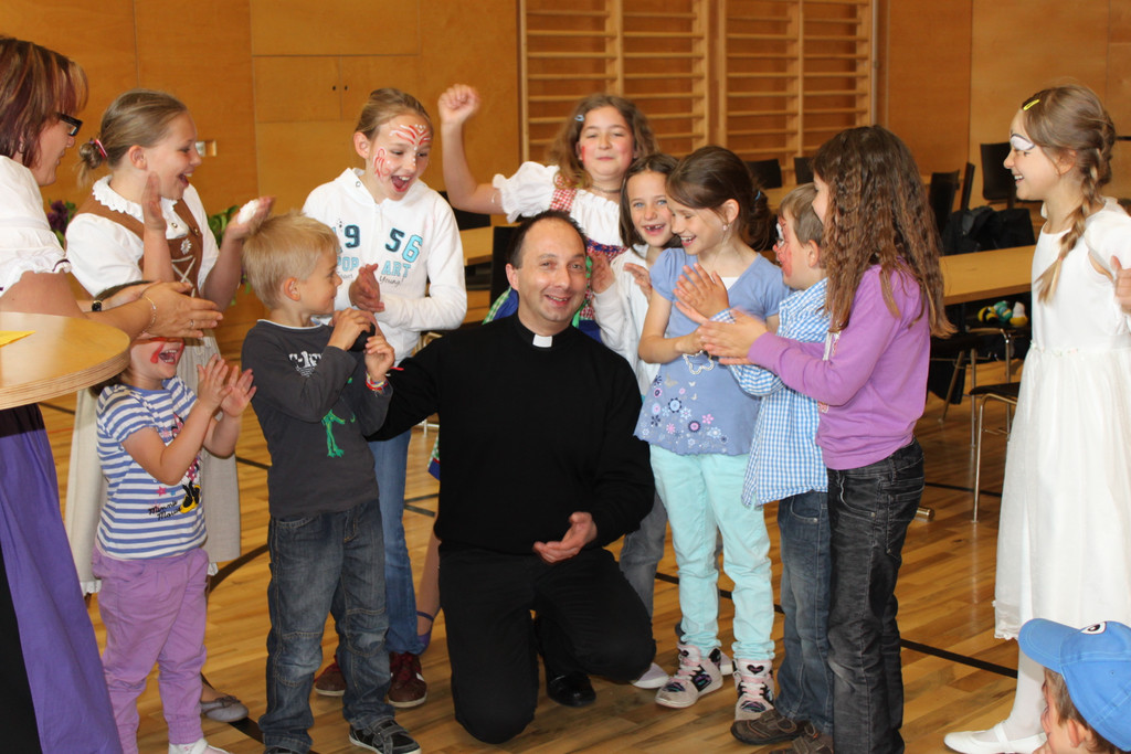 Pio Reinprecht_ein Pfarrer der auf die Menschen zugeht_auch bei Kindern sehr beliebt__c_san_jpg-1373955034
