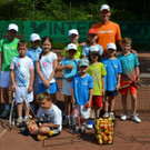 22 Tennislehrer Klaus Rottensteiner mit den Teilnehmern des Tenniscamps_JPG-1374083763